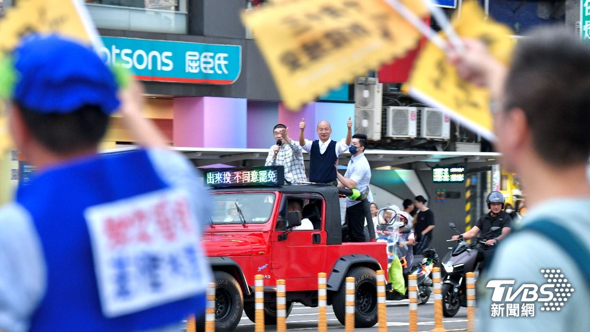 圖輯/「罷韓四君子」現身基隆 謝國樑、韓國瑜車隊經過反應曝