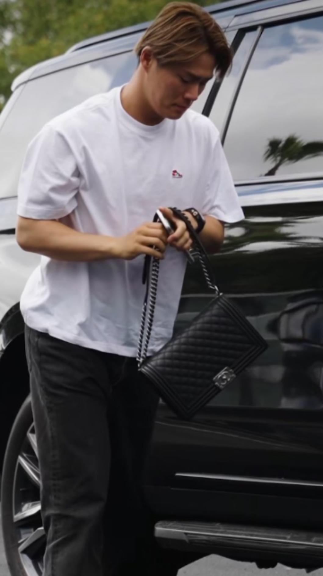 山本由伸現身都會搭配包包，被隊友笑稱像金卡黛珊。（圖／翻攝自道奇隊IG）