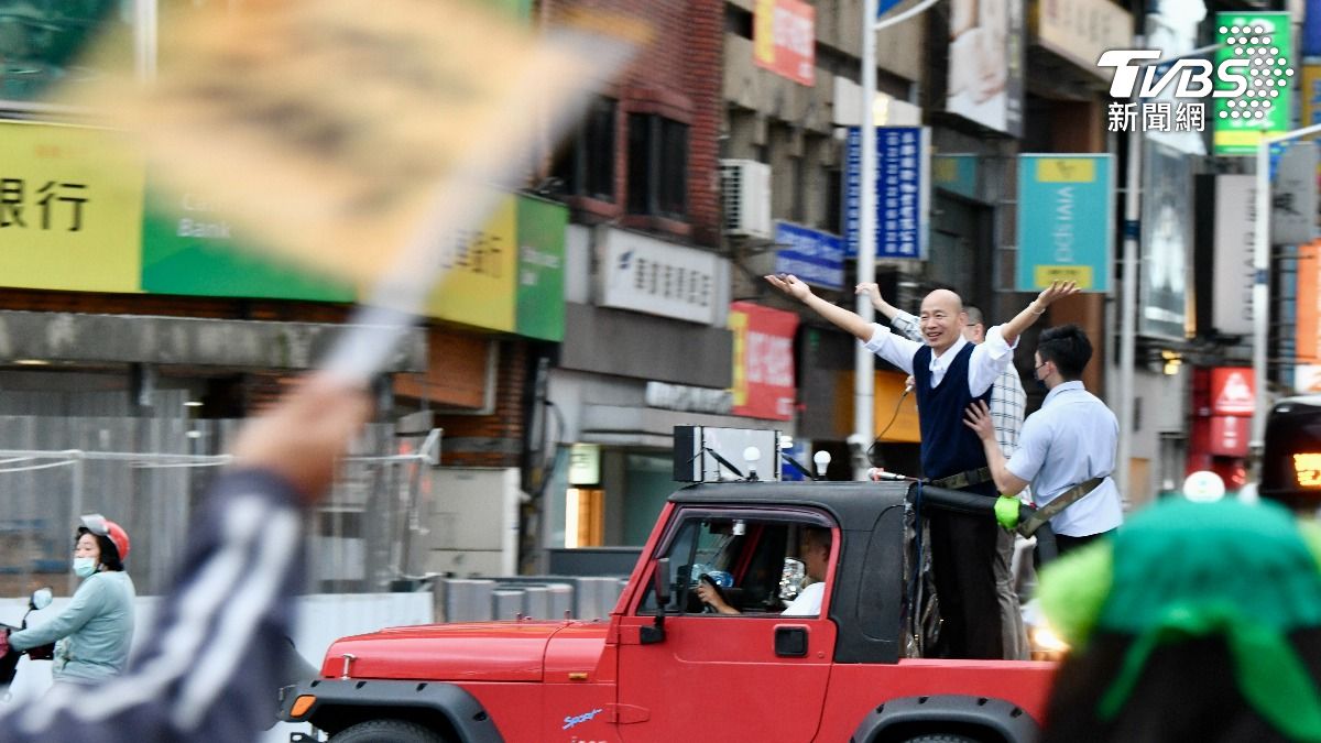 謝國樑車隊經過罷團時,雙方反應激烈。(圖/胡瑞麒攝)