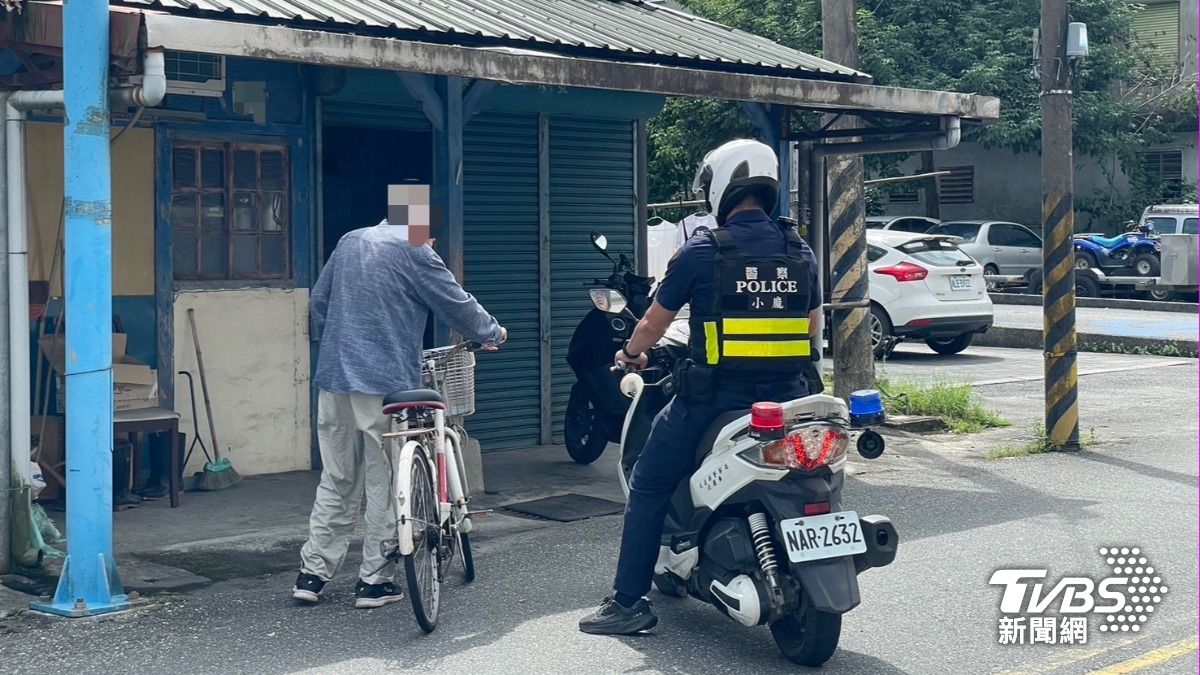 員警護送老翁返家。(圖/TVBS)