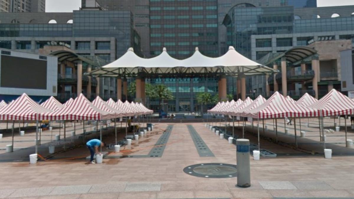 新北市府廣場「突颳強風」!吹倒活動看板 2人被砸傷送醫