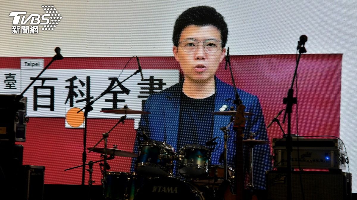 苗博雅錄影片支持罷樑。(圖/胡瑞麒攝)