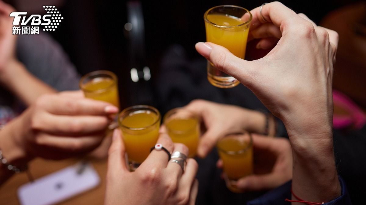 夜店誤飲死亡調酒！外國女遞神秘shot　她乾杯「吐白沫暴斃」