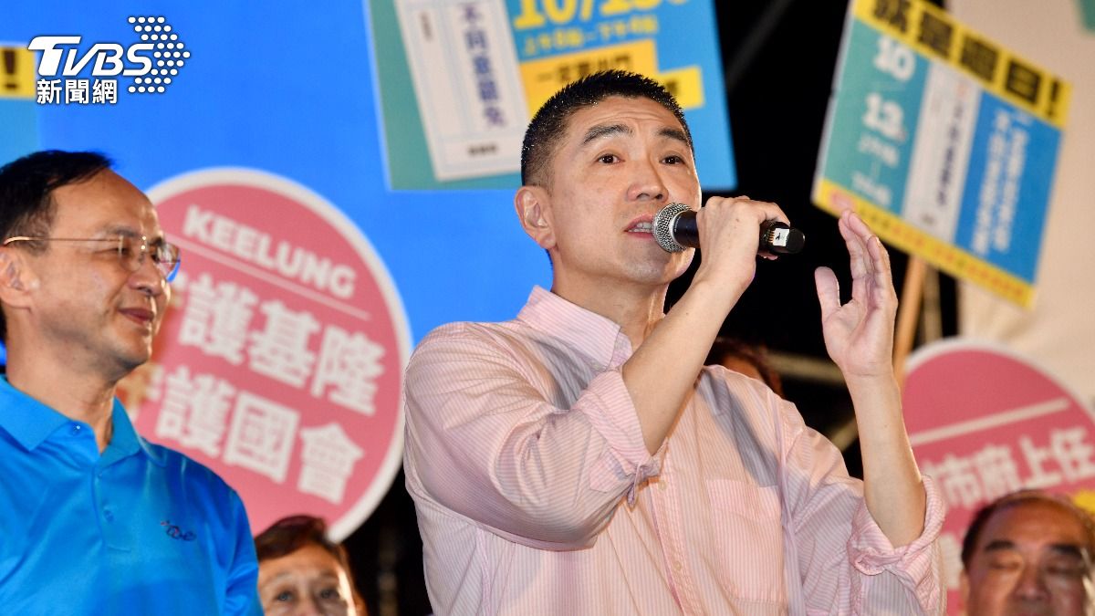 送上「第10次勝利之握」 馬英九擁抱謝國樑:沒連任我揍你