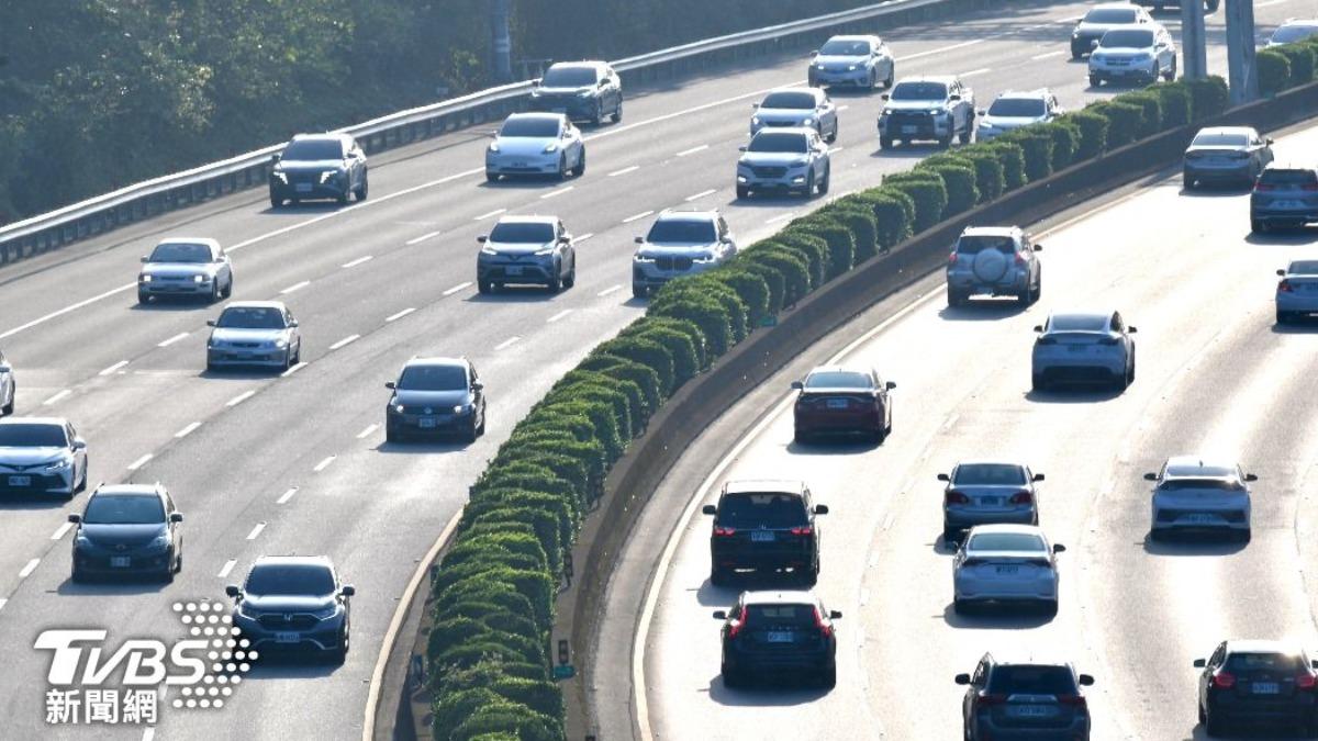 高速公路開內線「狂被閃燈」 過來人搖頭:超車道非超速道