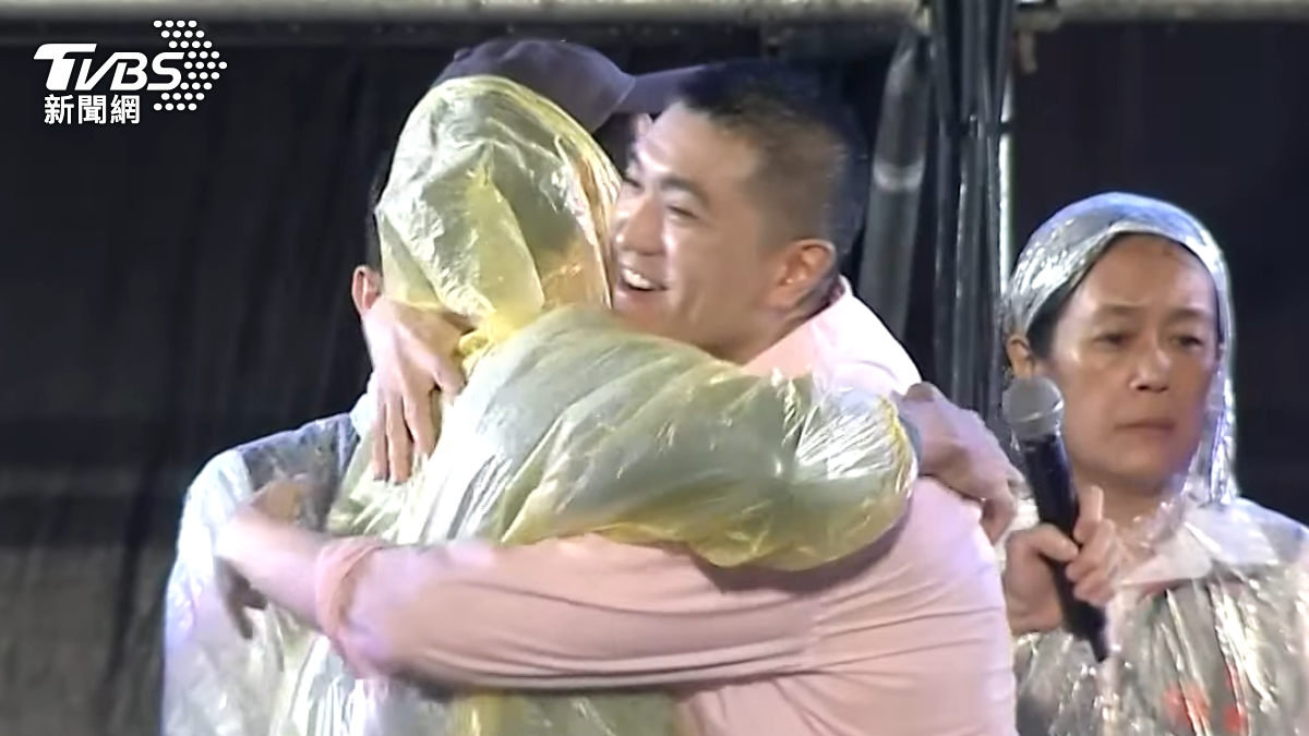 馬英九熱情擁抱謝國樑。(圖/TVBS)