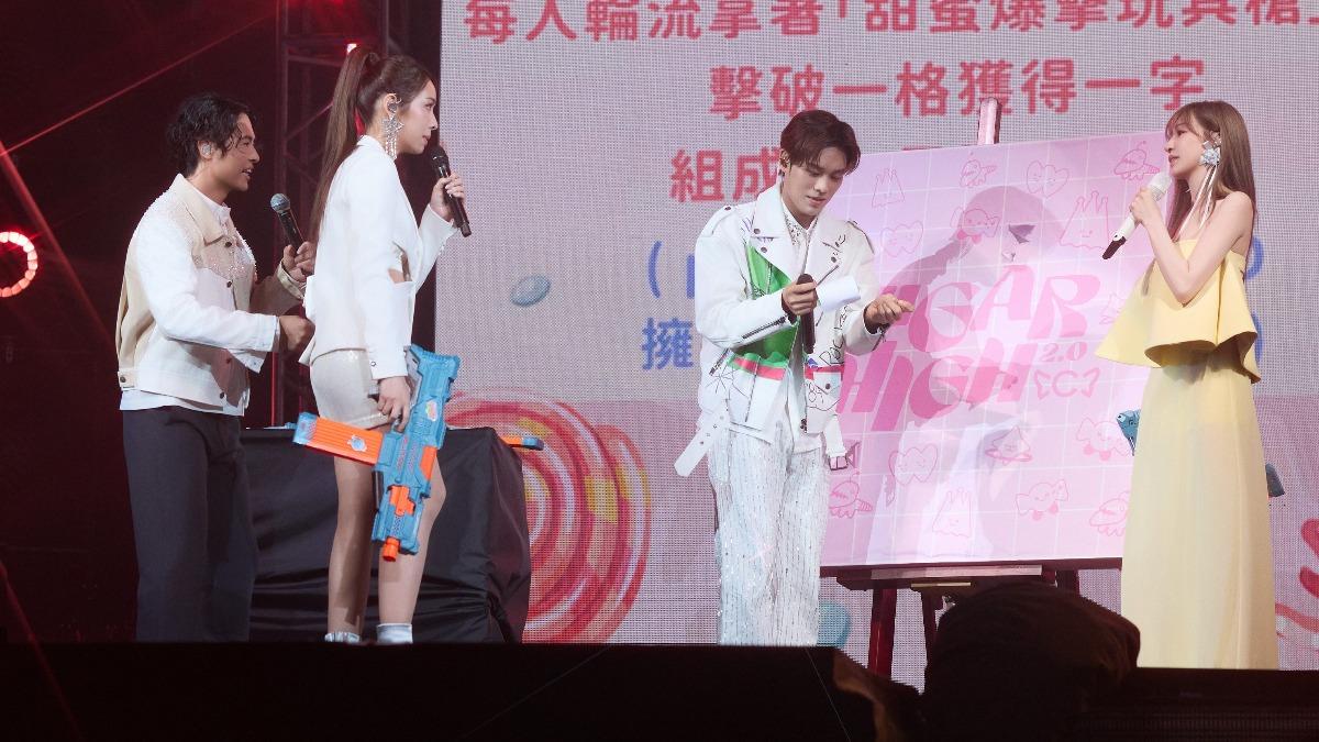 王心凌和告五人透過玩具槍射擊遊戲,選出限定團團名「我是好蛋」。(圖/天晴娛樂、寬宏藝術提供)