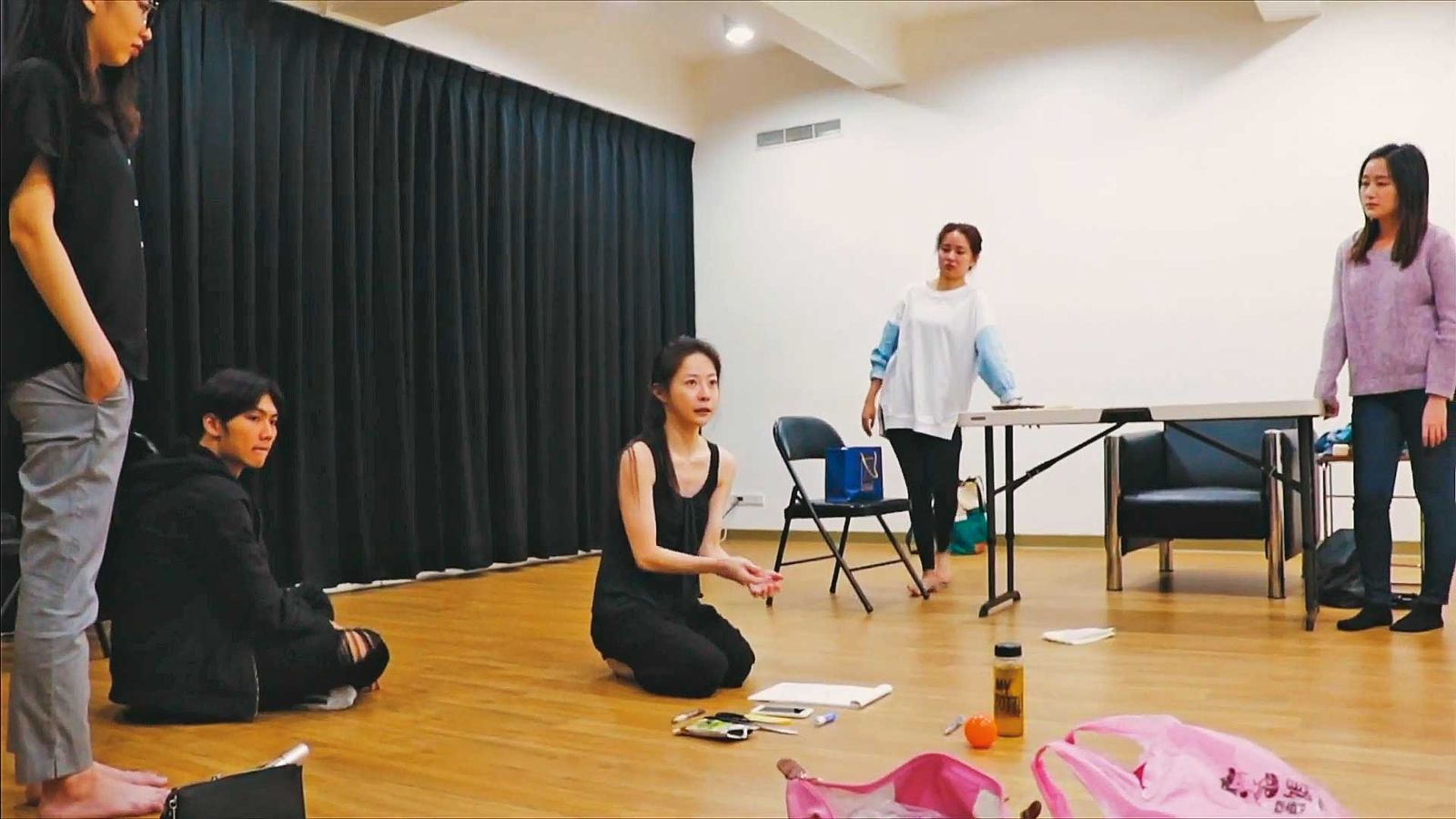 Mia（左）熱愛教學，曾多次開設小班表演課，指導過的學生近40人。（圖／翻攝自Mia臉書）
