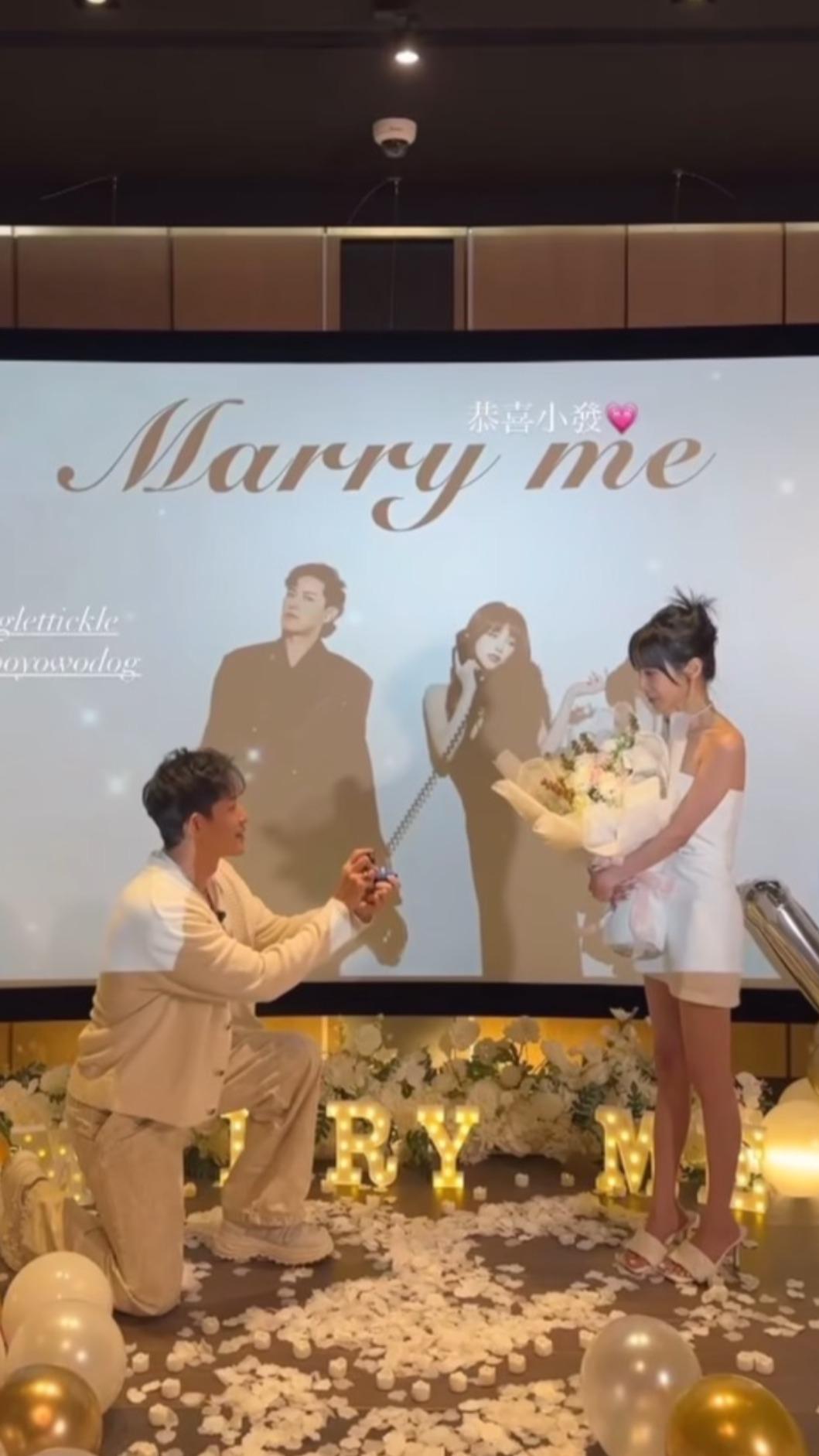 敖犬拿出鑽戒單膝下跪,正式向女友發發求婚。(圖/翻攝自敖犬IG)