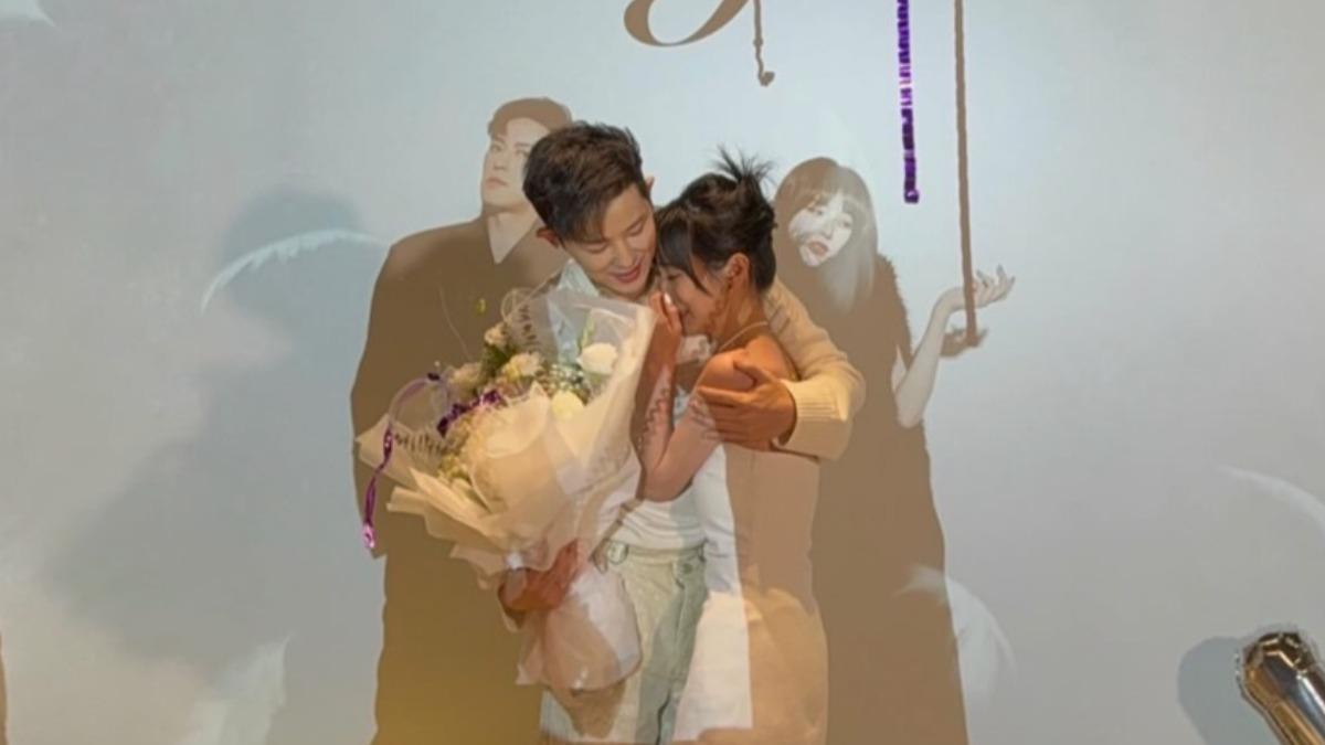敖犬二度向發發求婚成功,女友被感動到眼淚流不停。(圖/翻攝自敖犬IG)