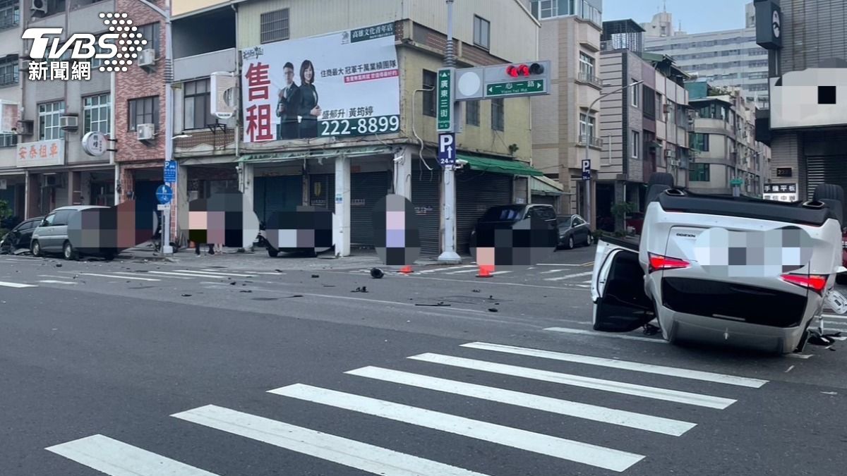 車輛失控翻覆在路中。（圖／TVBS）