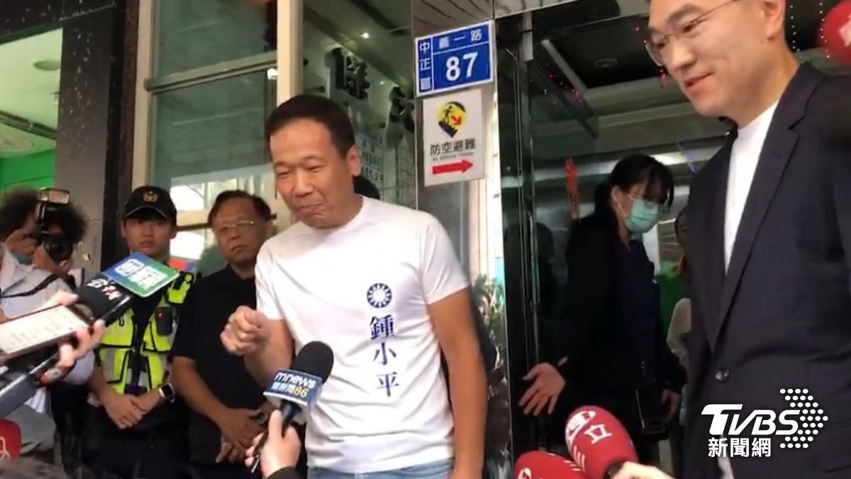 國民黨台北市議員鍾小平現身為謝國樑打氣。（圖／TVBS）
