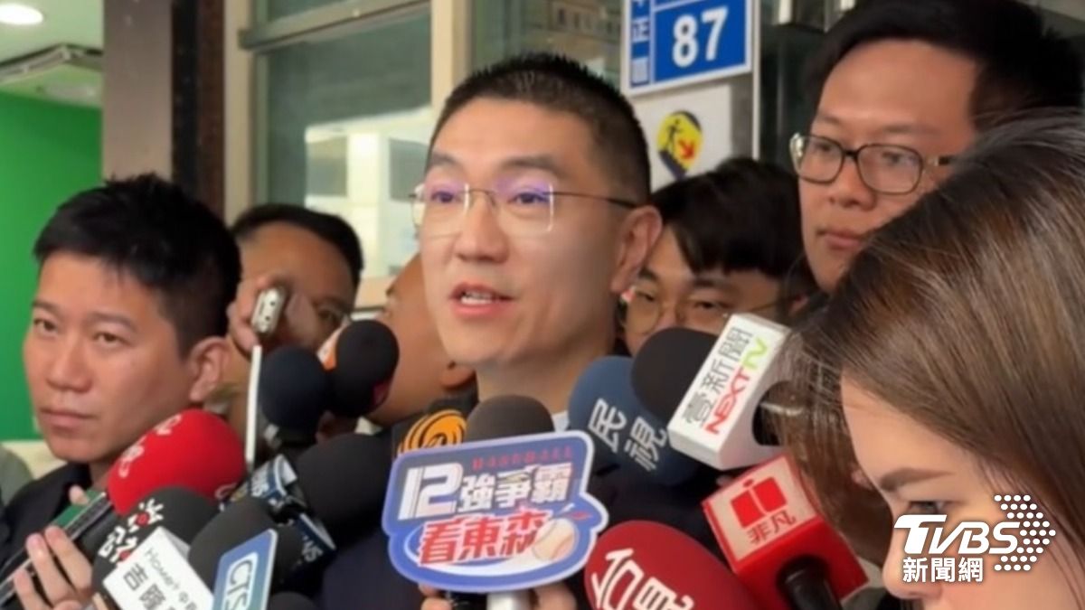 謝國樑上午8時45分左右現身投開票所，他透露在投票前自己有先禱告，並表示自己的心情「感覺平靜也很平安」。（圖／TVBS）