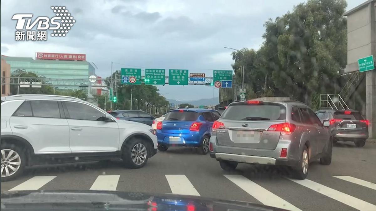 17:30搭上UBER!1.5小時後還在內湖 內行曝原因