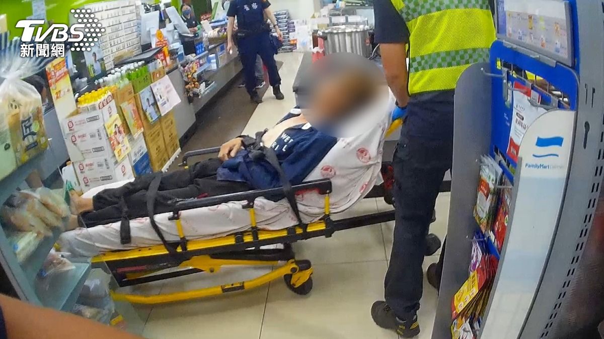 所幸一旁警消連哄帶勸下,許男最終同意上救護車。(圖/TVBS)