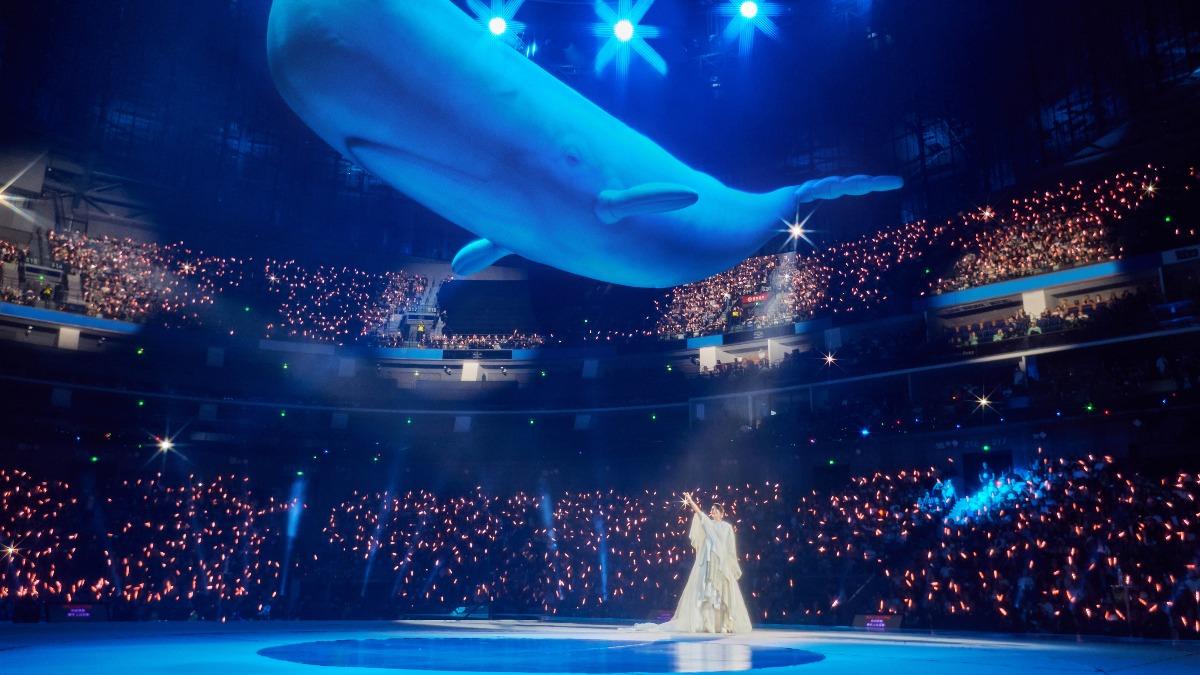 劉若英帶著巨型飛天鯨魚道具現身,帶歌迷遨遊海底樂園。(圖/相信音樂提供)