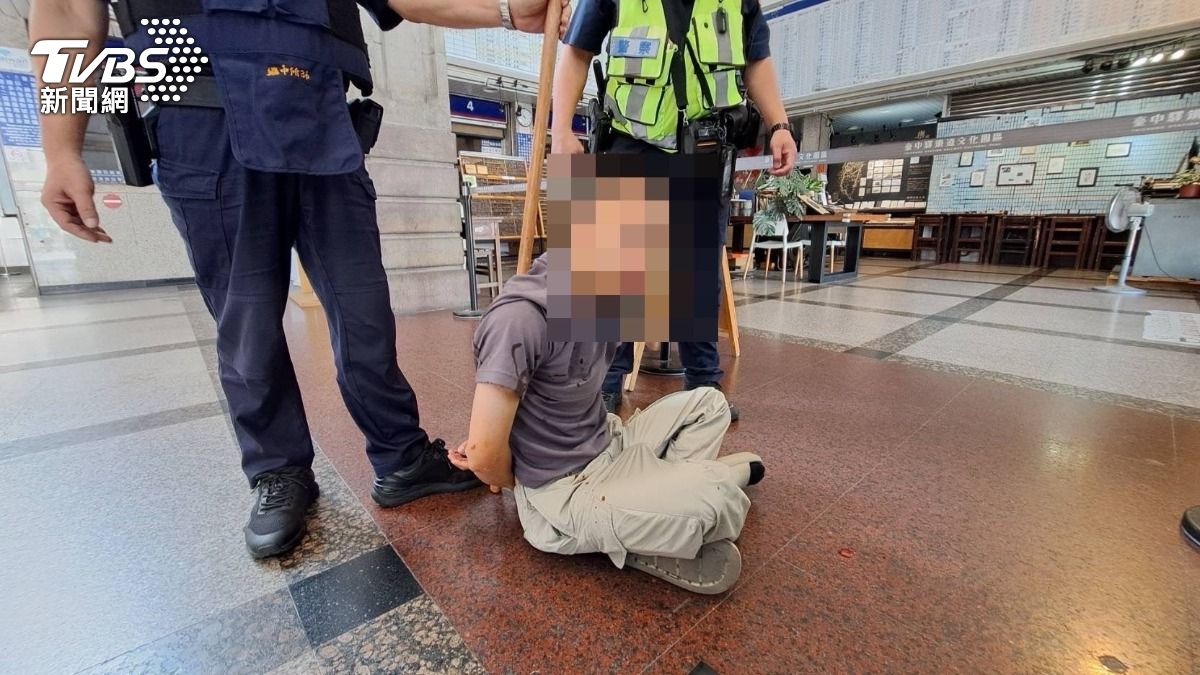 有片/隨機恐嚇!台中男偷菜刀抵中國婦 再衝火車站揮舞砍看板