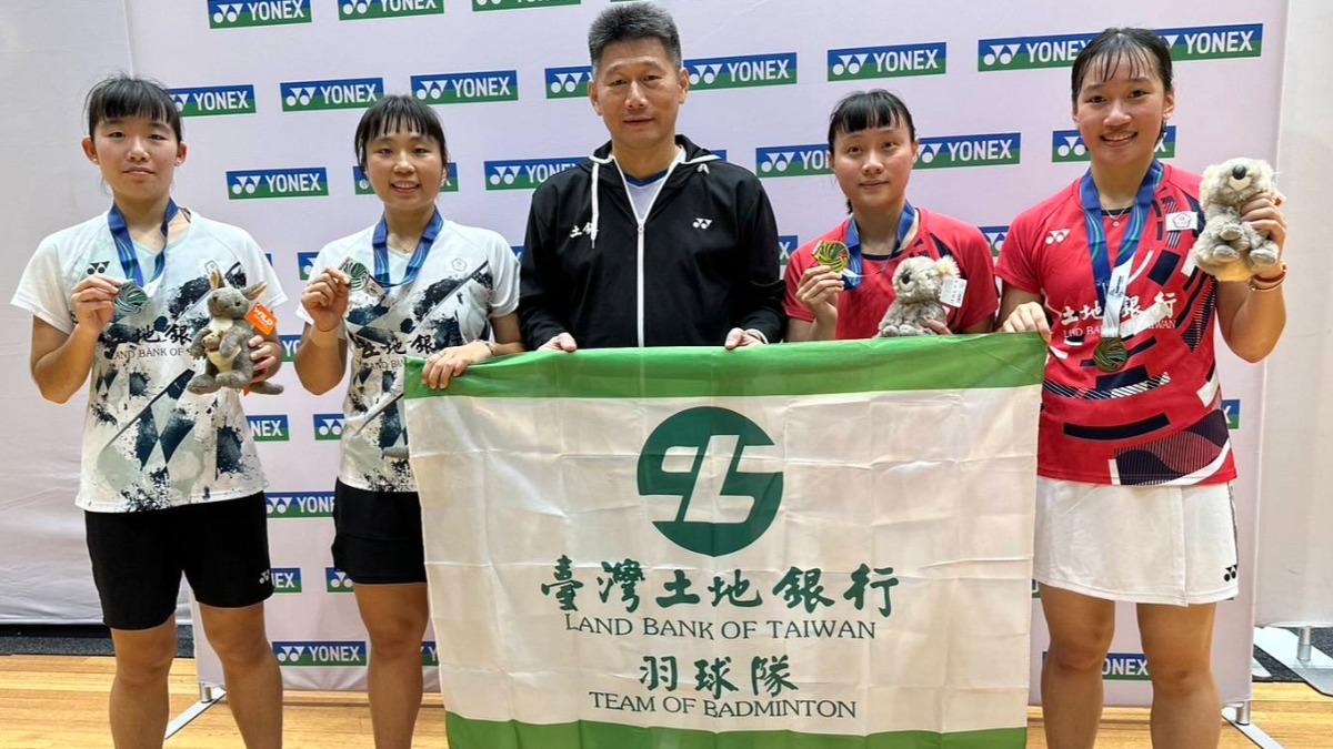 女雙組合李芷蓁/林彥妤摘銀；許尹鏸/林芝昀奪金。圖／翻攝自 土地銀行羽球隊FB）