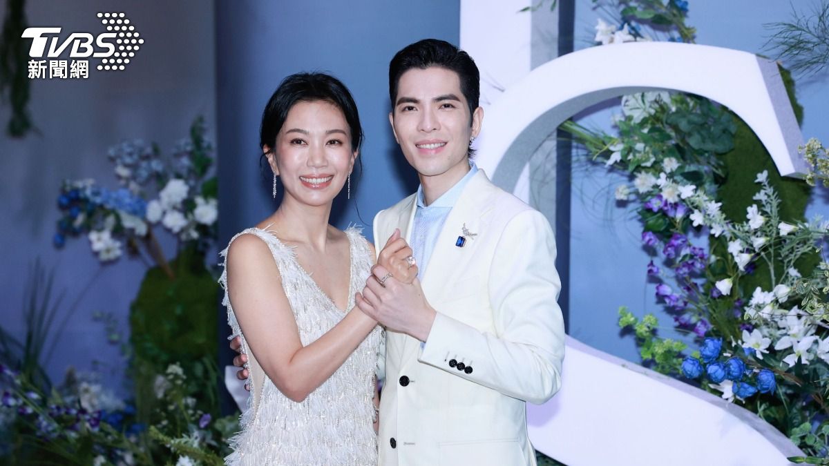 蕭敬騰夫婦手上戴求婚戒在婚宴前受訪。(圖/趙世平攝)