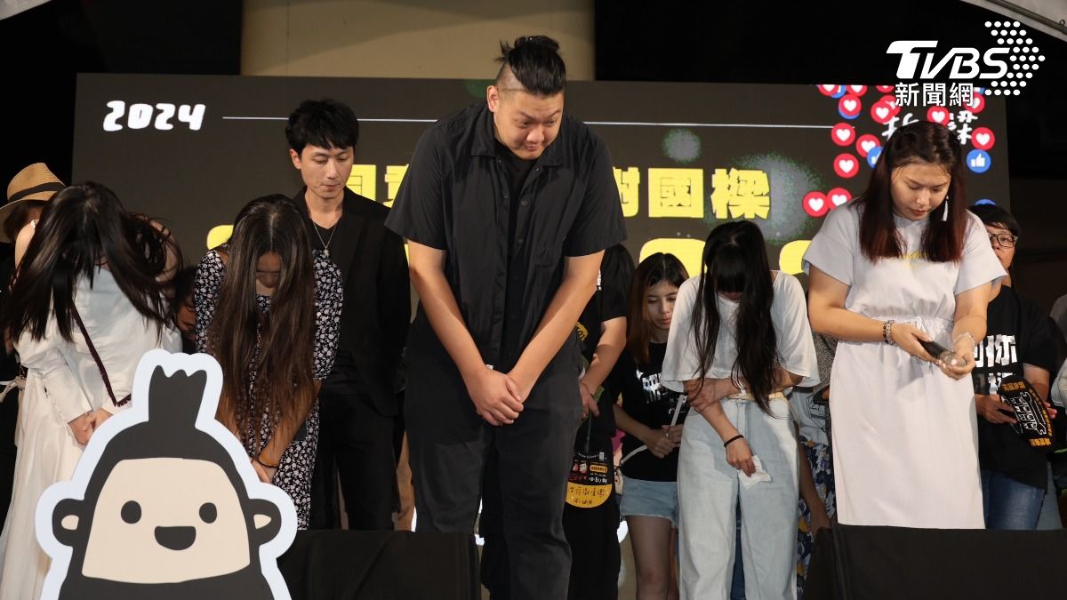 山海公民拆樑行動領銜人戴璟安戴著志工向民眾鞠躬。(圖/潘建樺攝)