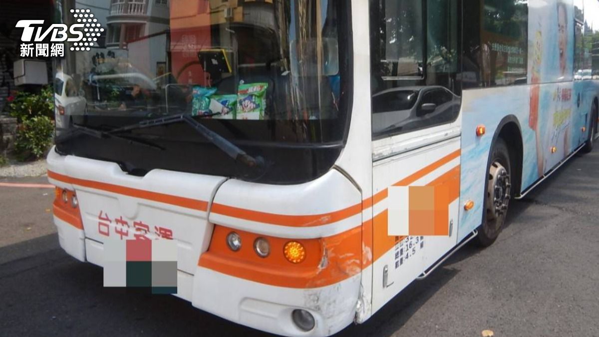 3包乖乖擋不了災!台中公車起步GG 奧迪被撞出洞還留橘疤