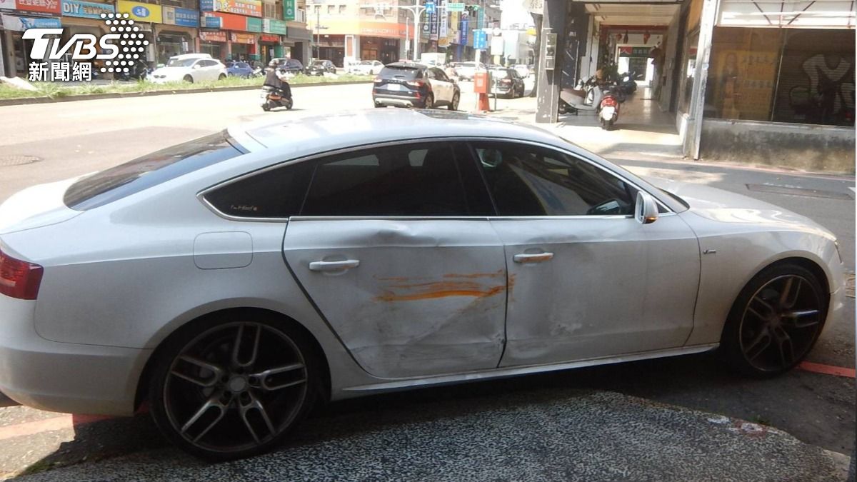 公車把奧迪撞出一個凹洞,右側車門留下大面積橘色烤漆。(圖/TVBS)