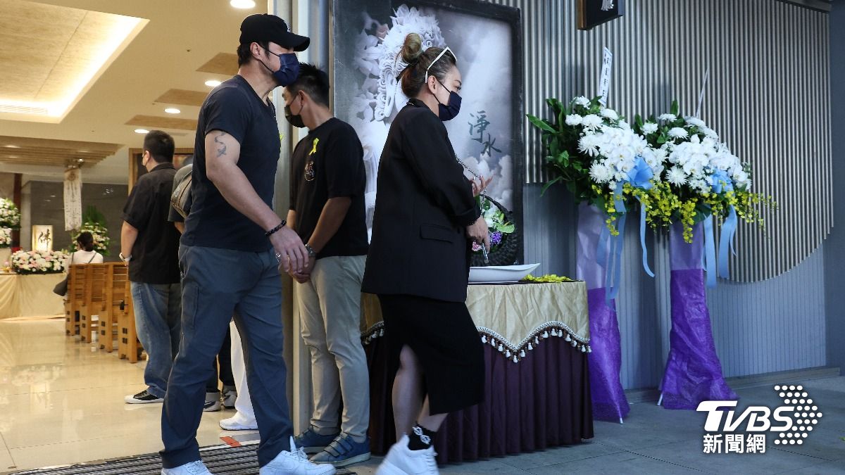 陳致遠和老婆林秀琴不發一語離去。(圖/張哲鳴攝)