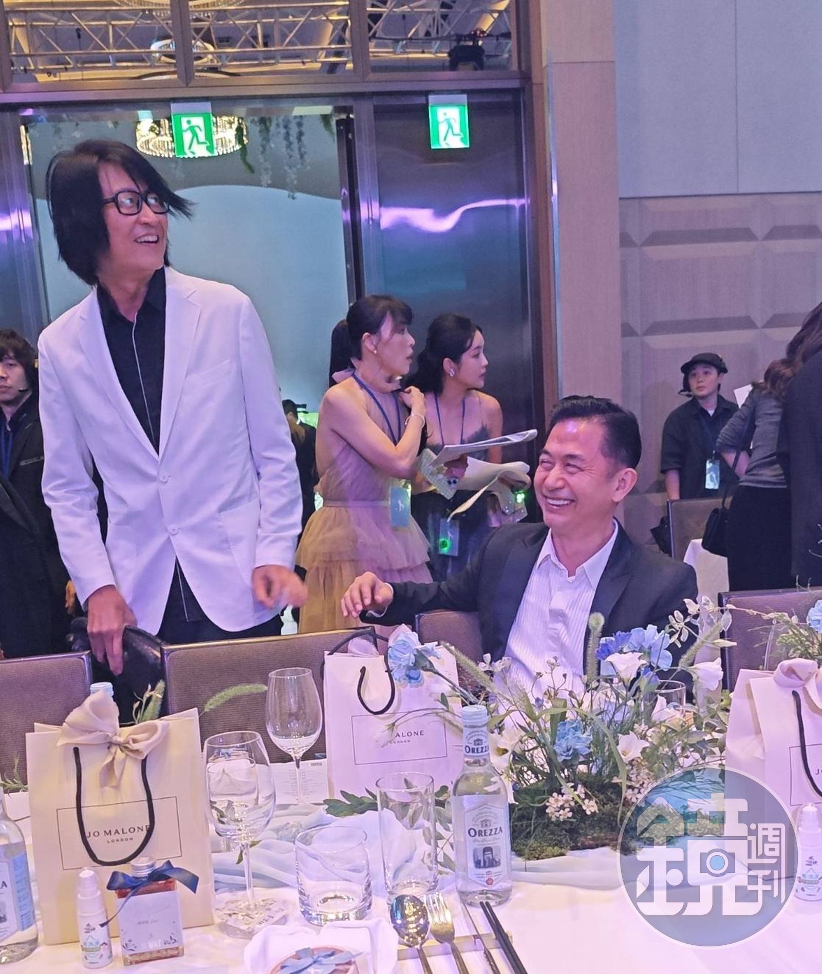 游鴻明(左)穿著白西裝獻身蕭敬騰婚宴。(圖/讀者提供)