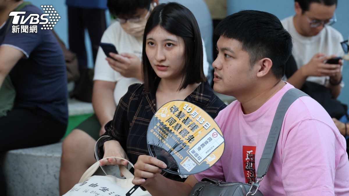 拆樑場民眾見不同意罷免票數領先感到焦急。（圖／潘建樺攝）