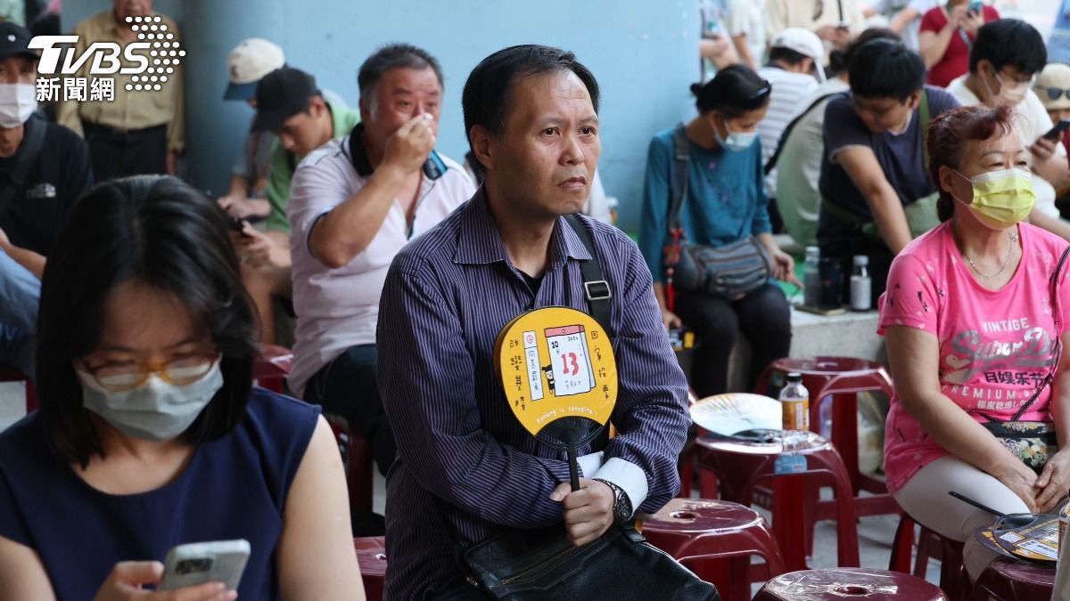 支持罷免謝國樑的民眾在拆樑團體的開票現場神色凝重。（圖／潘建樺攝）