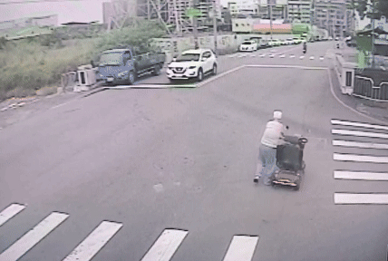 李翁說什麼都不願棄車離去，於是選擇在大太陽下推車。（圖／TVBS）