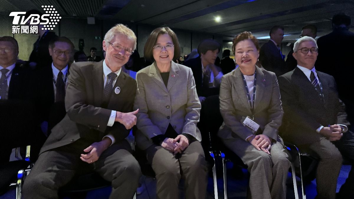 蔡英文現身捷克「公元兩千論壇」!與參議長維特齊互動密切