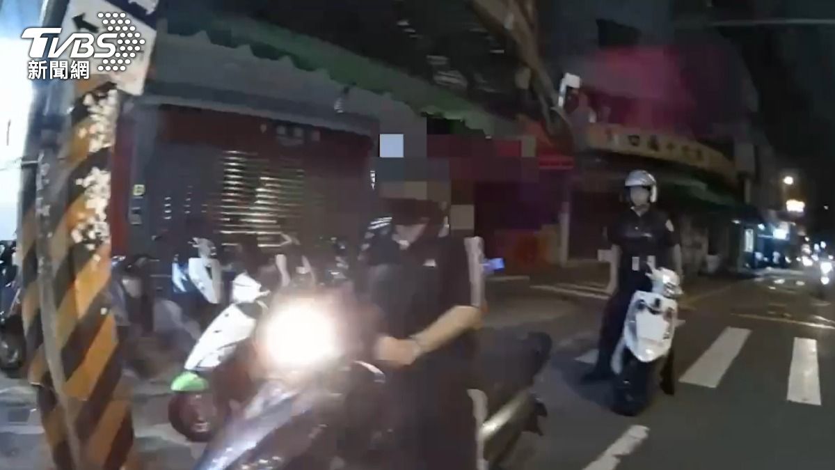 石男騎乘註銷車牌機車,警員將他攔下開單。(圖/TVBS)