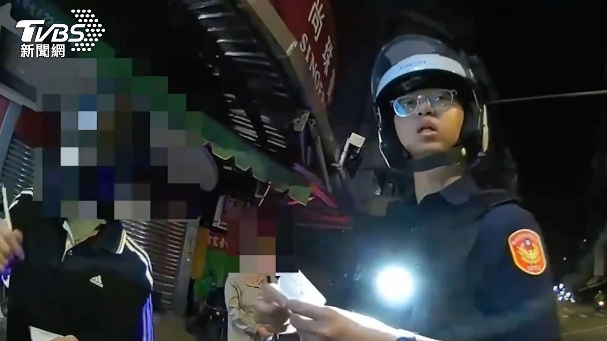 石男騎乘註銷車牌機車,警員將他攔下開單。(圖/TVBS)