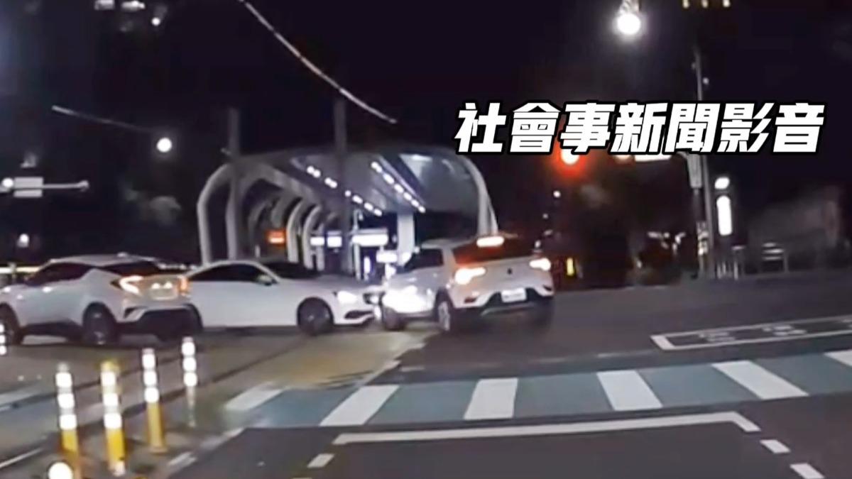 路口對決!福斯休旅車搶快左轉對撞賓士 結局曝光