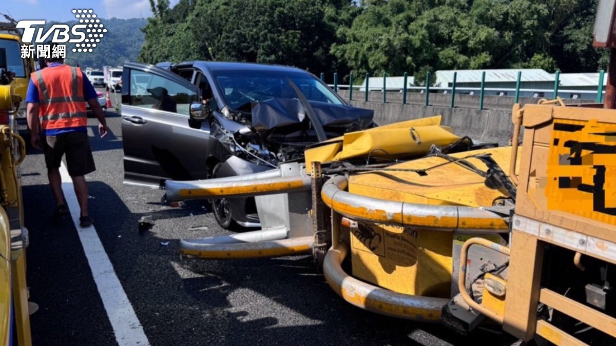 沒在看!施工緩撞車又挨撞 休旅車頭炸開花3人掛彩