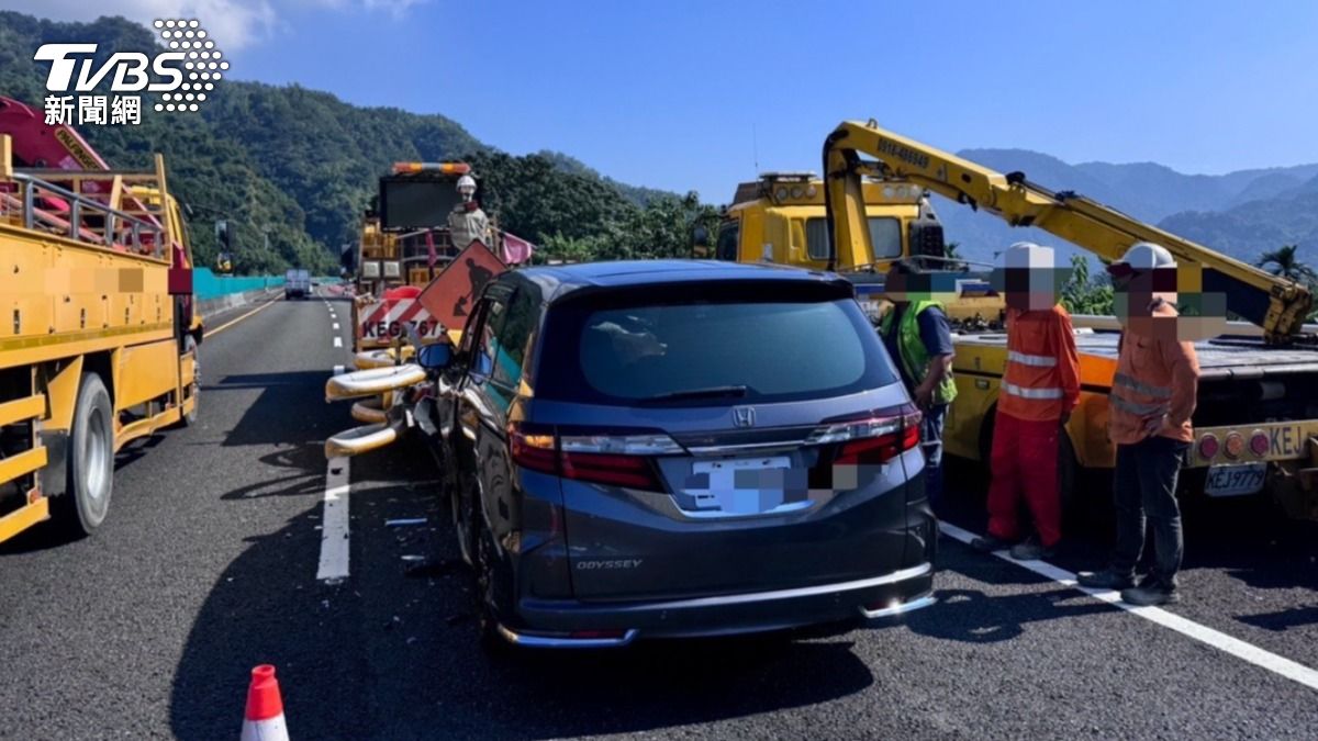 休旅車車頭毀損。(圖/TVBS)