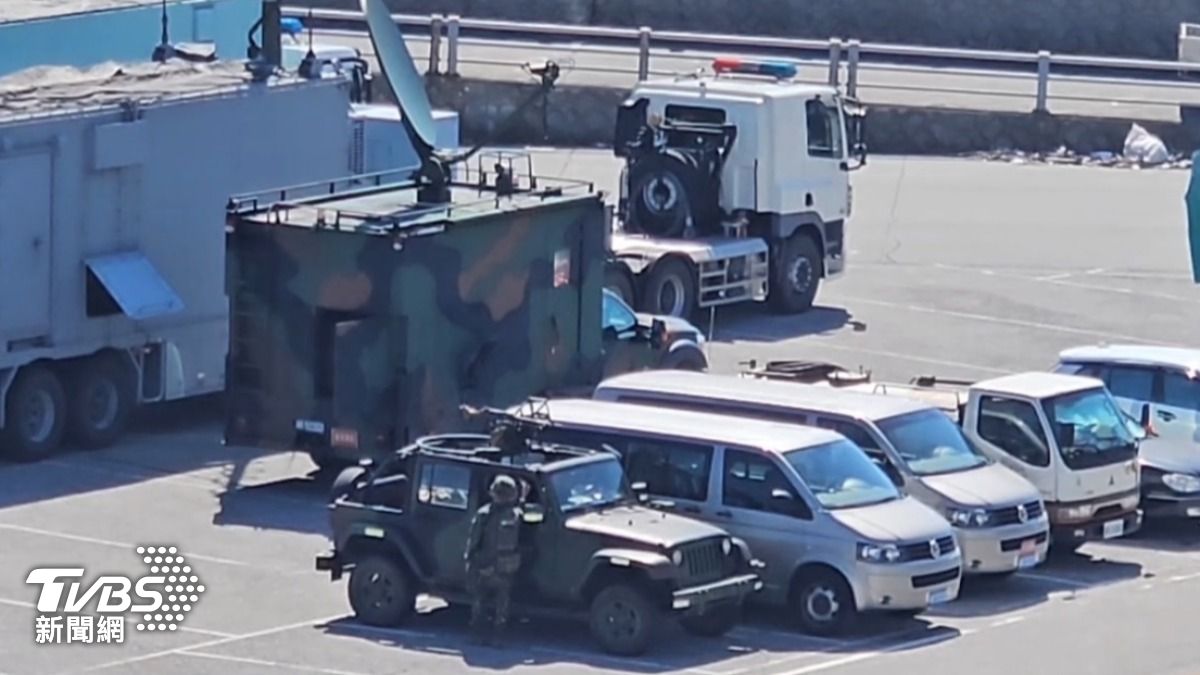 海軍雄鋒機動第4中隊緊急部署。(圖/TVBS)