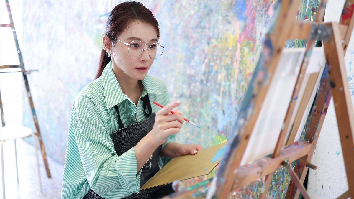 陳怡蓉花費3個孤獨夜晚潛心作畫。(圖/聖緹雅醫療集團提供)