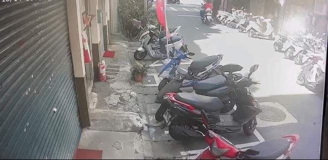 驚悚片/廂型車疑暴衝失控 80歲騎士遭撞昏迷搶救中