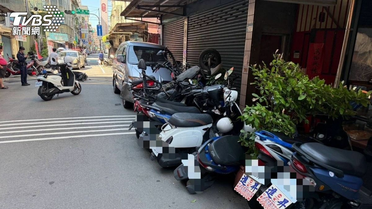 廂型車暴衝撞上機車騎士以及路邊機車。(圖/TVBS)