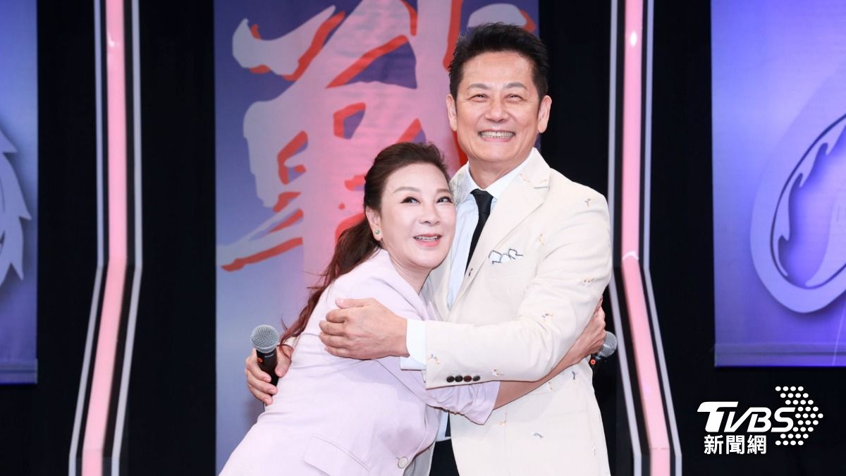 楊繡惠和徐乃麟一抱泯恩仇。(圖/TVBS資料照)