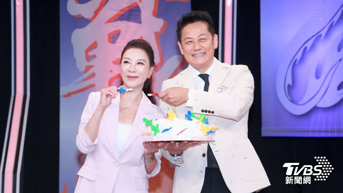 楊繡惠、徐乃麟端著「萬箭穿心」蛋糕。(圖/趙世平攝)