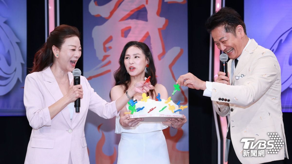 楊繡惠和徐乃麟看到熊熊端出「萬箭穿心」蛋糕,不禁笑了出來。(圖/趙世平攝)