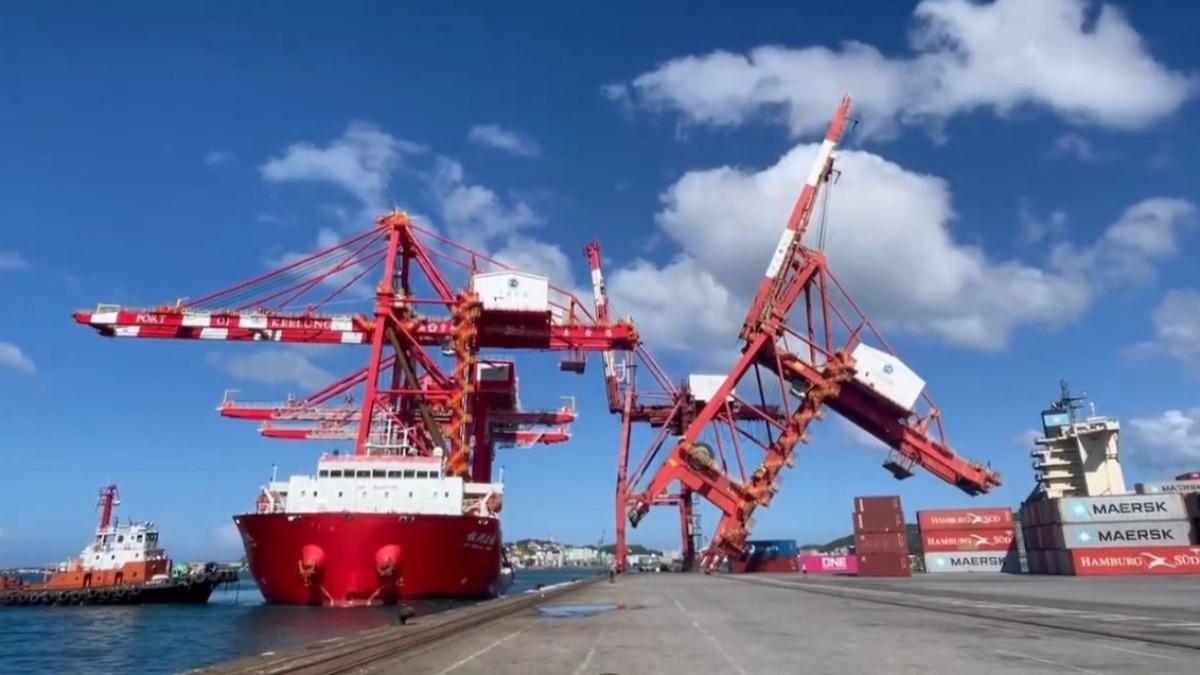 基隆港西岸一處橋式起重機倒塌。（圖／民眾提供）