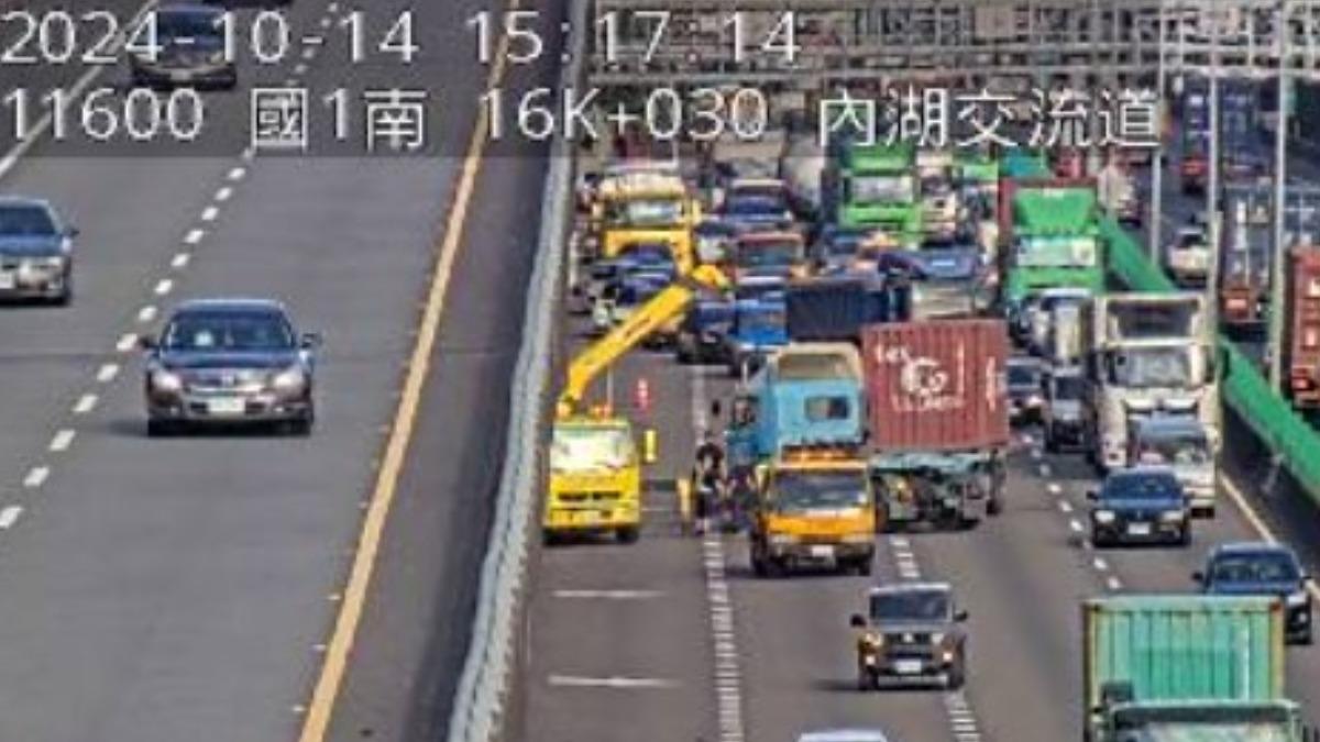 國1內湖段大貨車急煞「折甘蔗」卡住 南下車流回堵到汐止