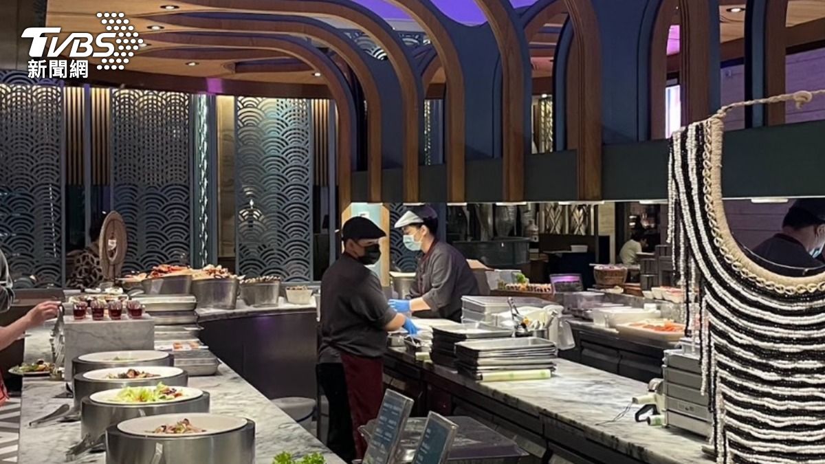 「饗饗」除了食物選擇多元外,信義店還能欣賞46樓外的風景。(圖/讀者提供)