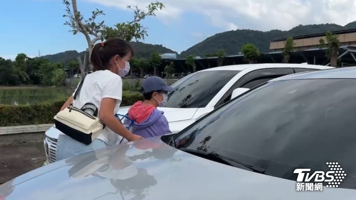 捲入雙子星弊案!前北市議員賴素如今假釋出獄 低調現身畫面曝