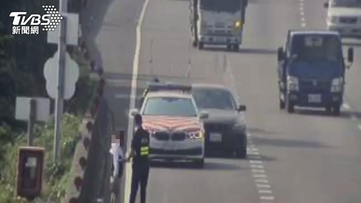 國道警方將女子帶離路肩。（圖／TVBS）