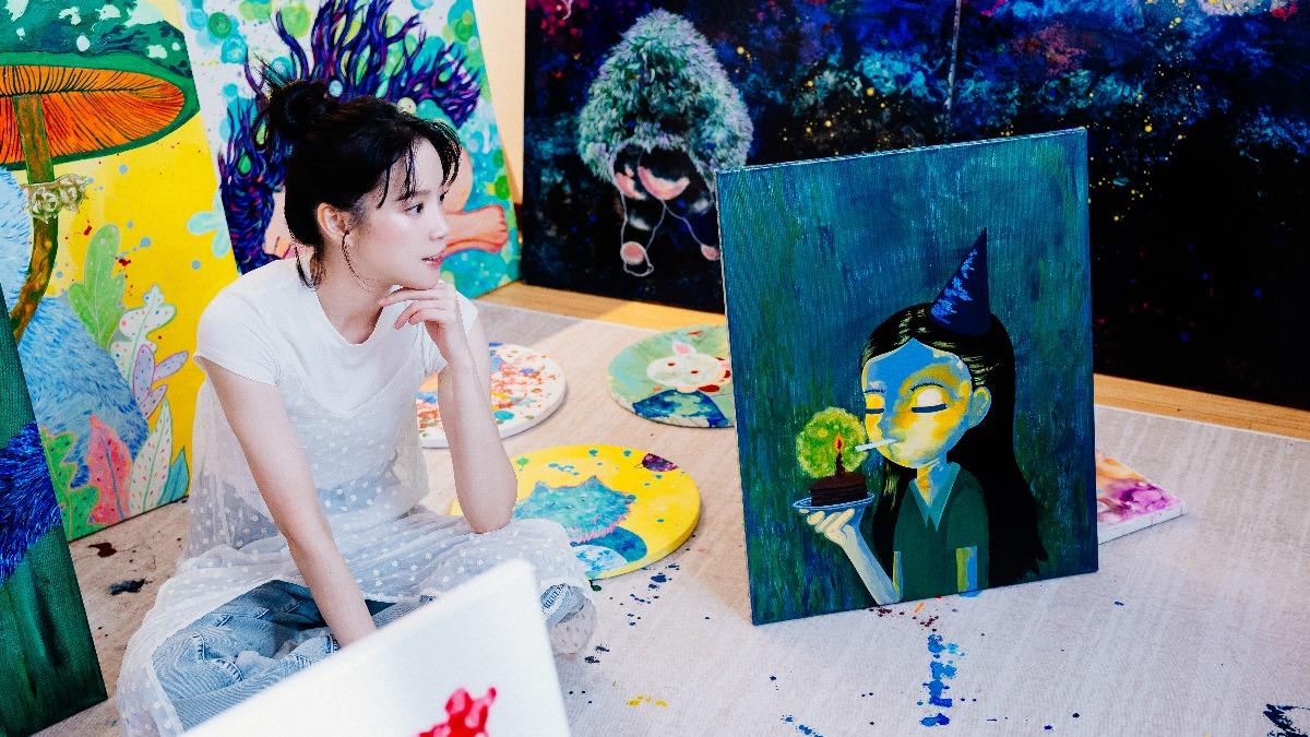 程予希透過繪畫自我對話,「視繪畫為第二生命」。(圖/星星相藝提供)